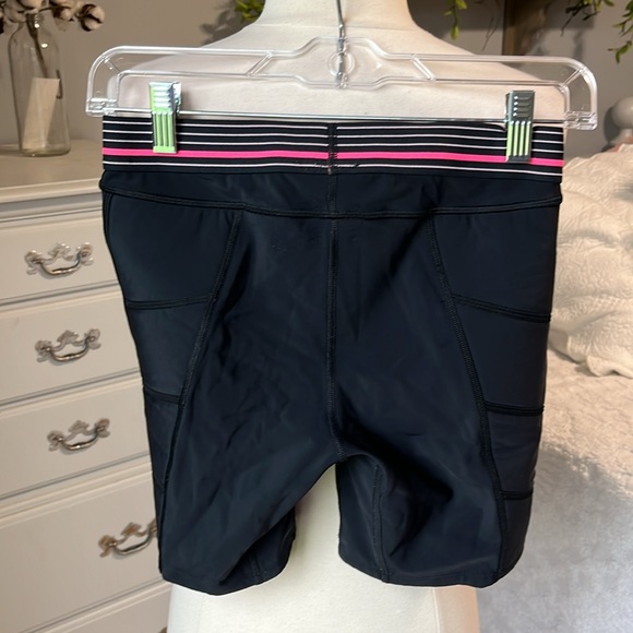 Under Armour Black Sliding Shorts Womens Small - Picture 4 of 7